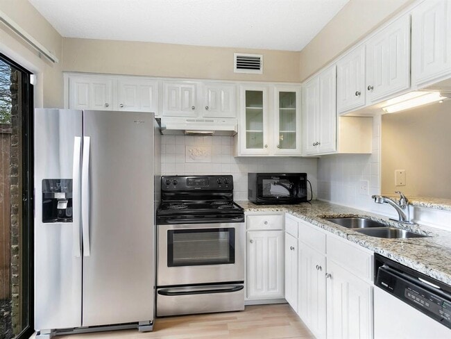 Building Photo - 333 Melrose Dr