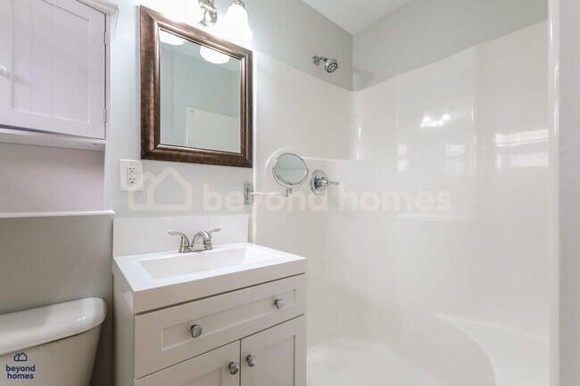 Building Photo - Beautiful Move-In Ready 3 BR 3 BA Home - Looking for You!