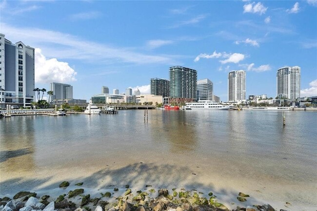 Building Photo - 705 Mainsail Dr