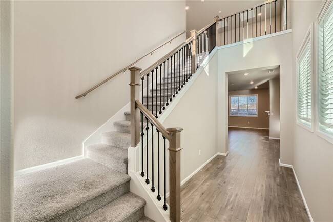 Building Photo - Stunning design and spacious floor plan nestled in the amazing Tahoma Ridge neighborhood.