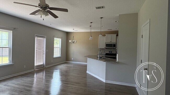 Building Photo - RATE DROP ALERT (was $2400/month) and SUMM...