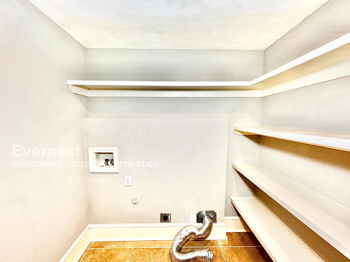 Building Photo - 7807 Meadow Park Dr