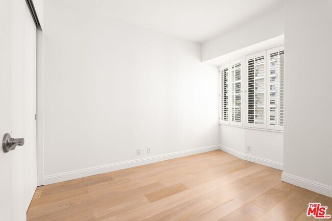 Building Photo - 10520 Wilshire Blvd