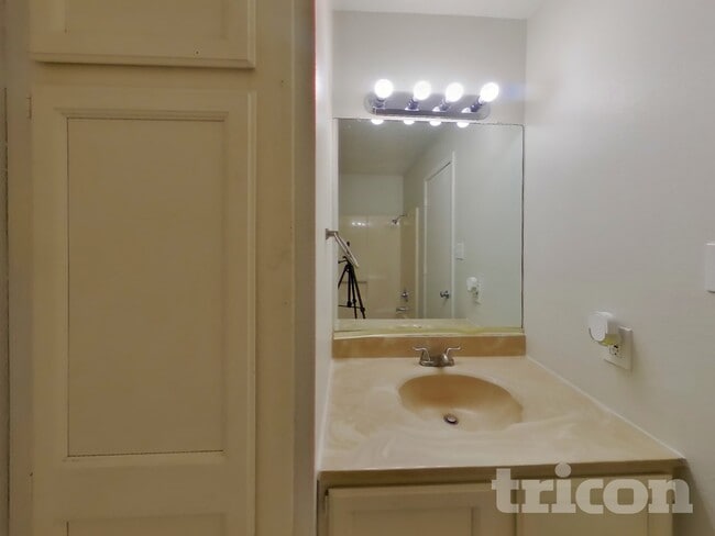 Building Photo - 820 Oak Grove Ln