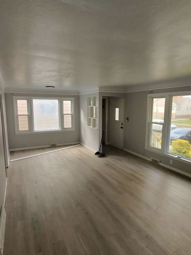 Building Photo - 3 bed 1 bath newly renovated