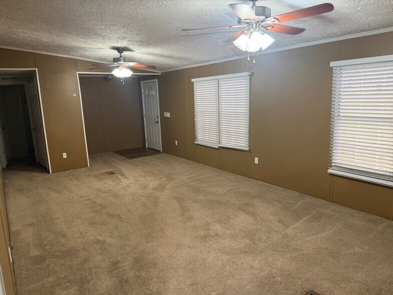 Building Photo - 104 Middle Trl