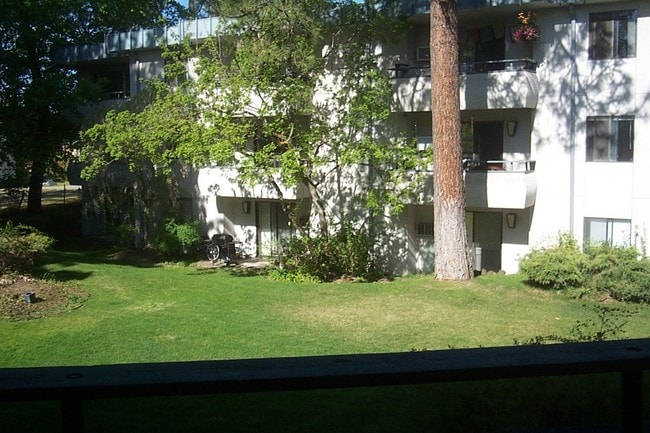 Building Photo - Forrest Glyn