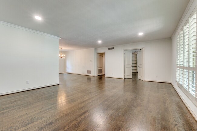 Building Photo - 8629 Edgemere Rd