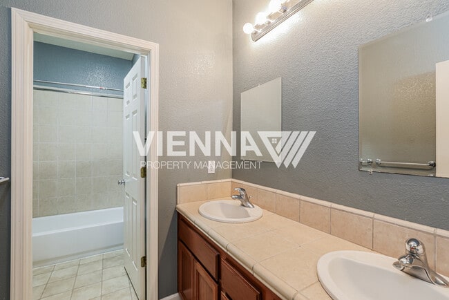 Building Photo - 2608 Lark Sparrow Way