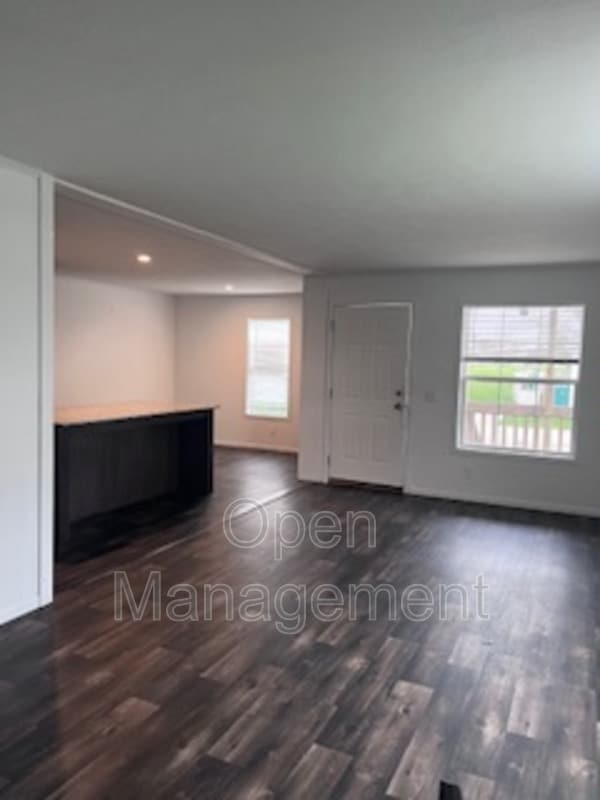 Building Photo - 511 E 1st St