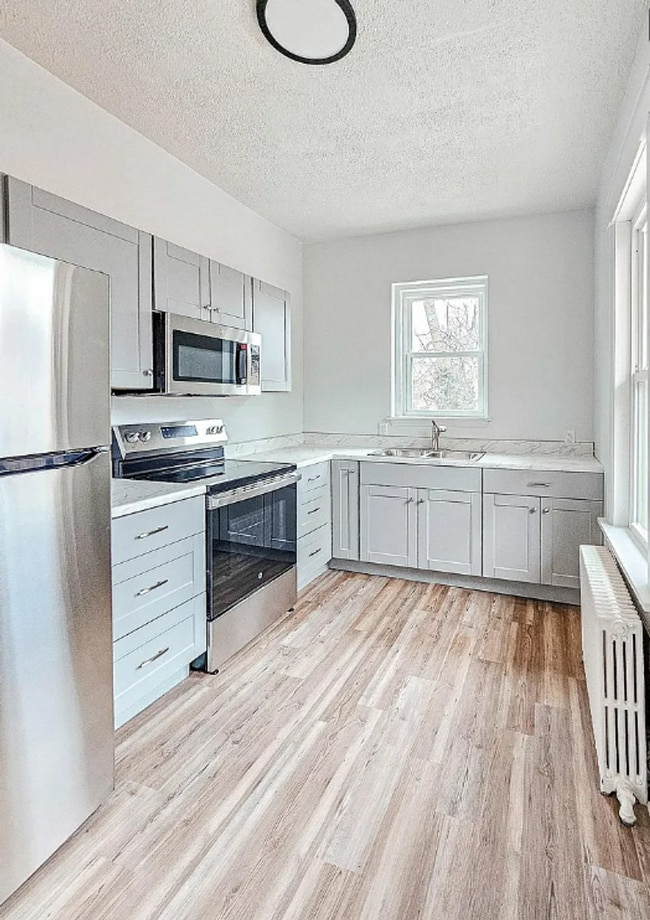 Building Photo - 4 Bedroom 1 Bathroom Rowhome in Lancaster!