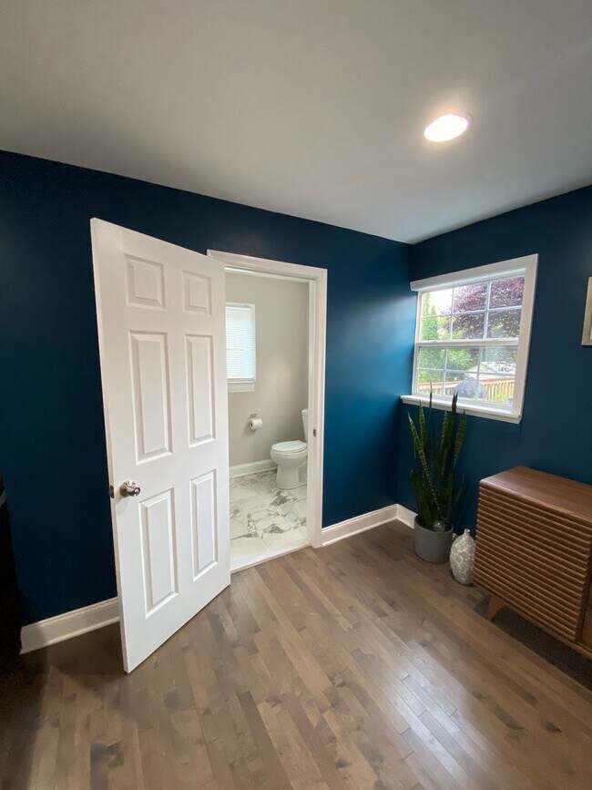 Building Photo - Spacious 5Bed/3.5Bath Townhome in Prime To...