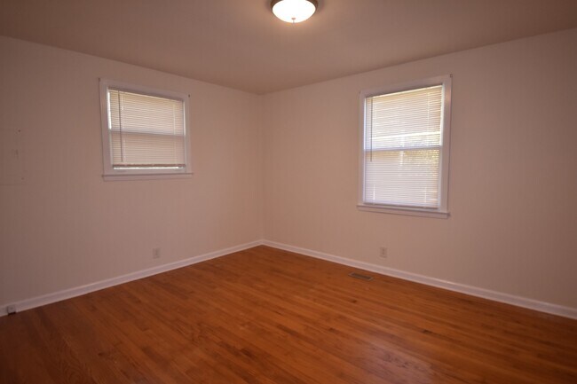 Building Photo - 2 Bedroom Duplex Close to MTSU & Downtown ...