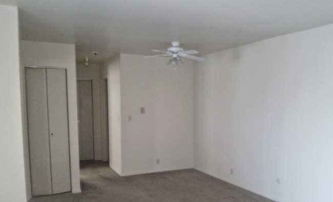 Dining Room - Colonial Crest Apartments