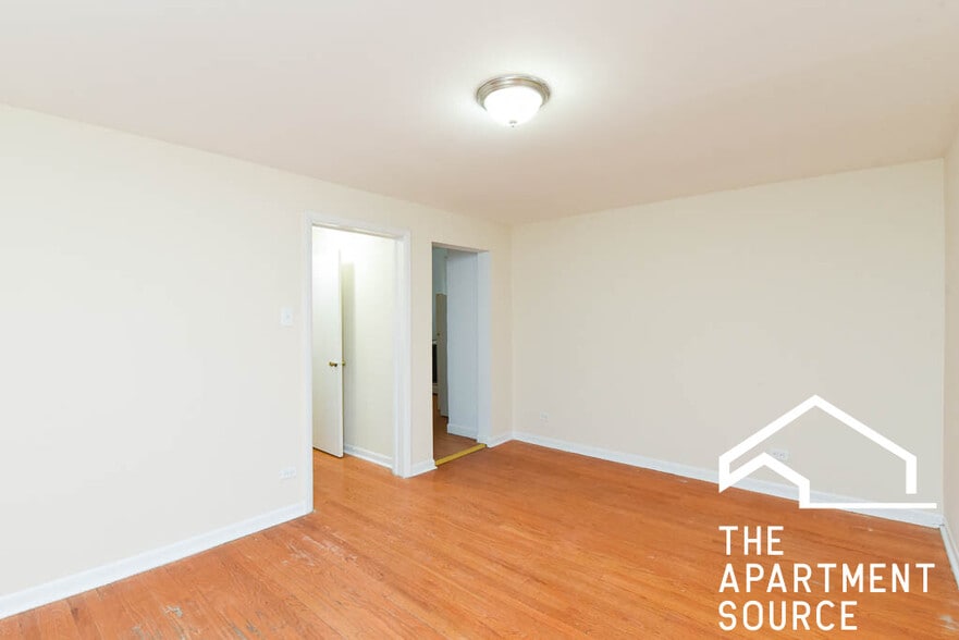 Building Photo - 4811 W Warwick Ave