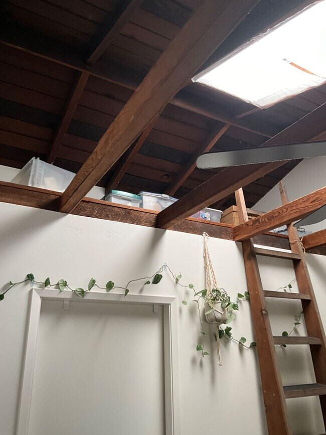 Building Photo - 1 bed, 1 bath - South Mission Hills neighborhood