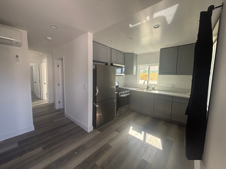 Building Photo - 3006 S Palm Grove Ave