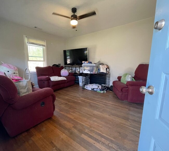 Building Photo - 2 Bedroom / One bathroom house!
