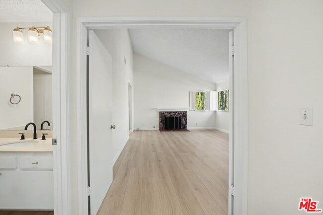 Building Photo - 243 Blanquita Way