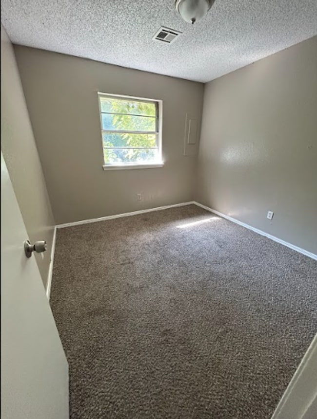 Building Photo - Charming 5 Bedroom Rent to Own Home!!