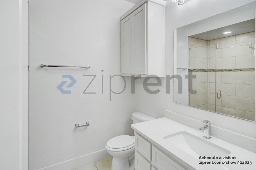 Building Photo - 3010 Zenia Dr
