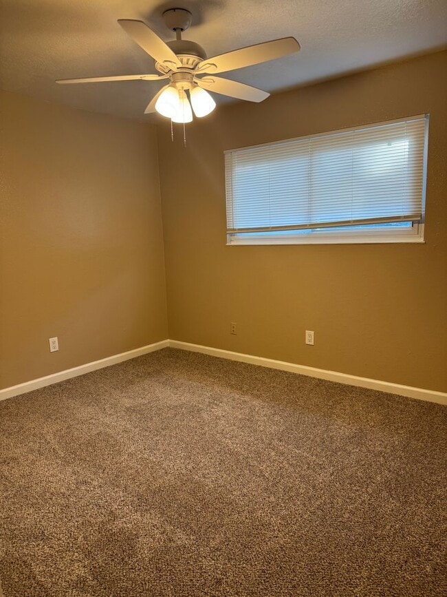 Building Photo - Great home in an established neighborhood