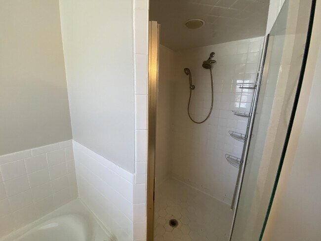 Building Photo - South Lakeland Home!