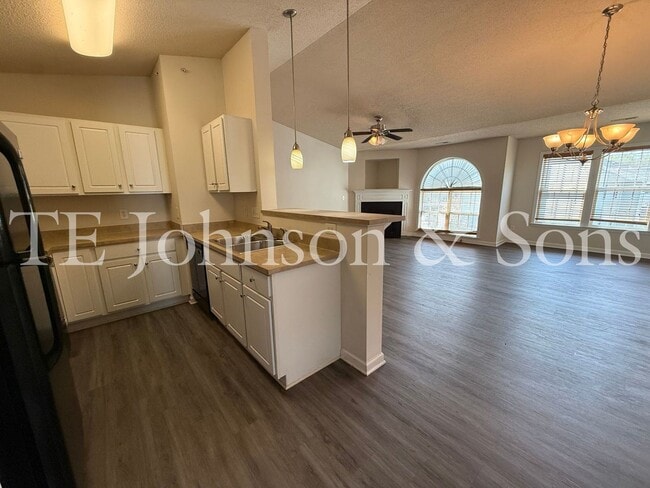 Building Photo - Lovely 2 Bedroom Condo Off Hwy 150