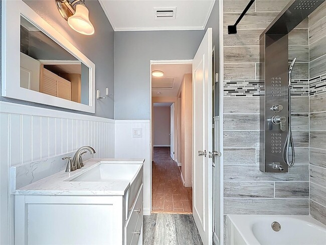 Building Photo - 5810 Tangerine Ave S