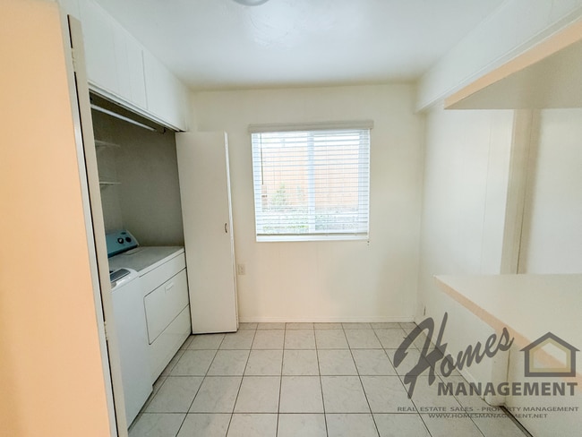 Building Photo - Homes Management - 3 bed, 2 bath home off Oak Hill