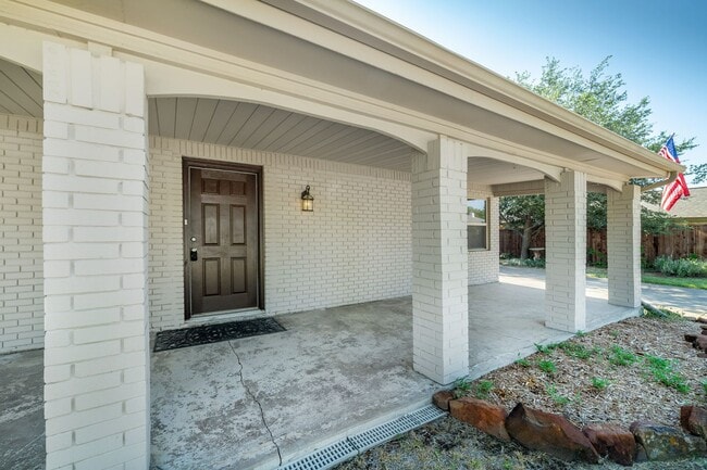 Building Photo - 3 Bedroom 2 Bath 2 Car Garage - Backs Up To A Nice Farm