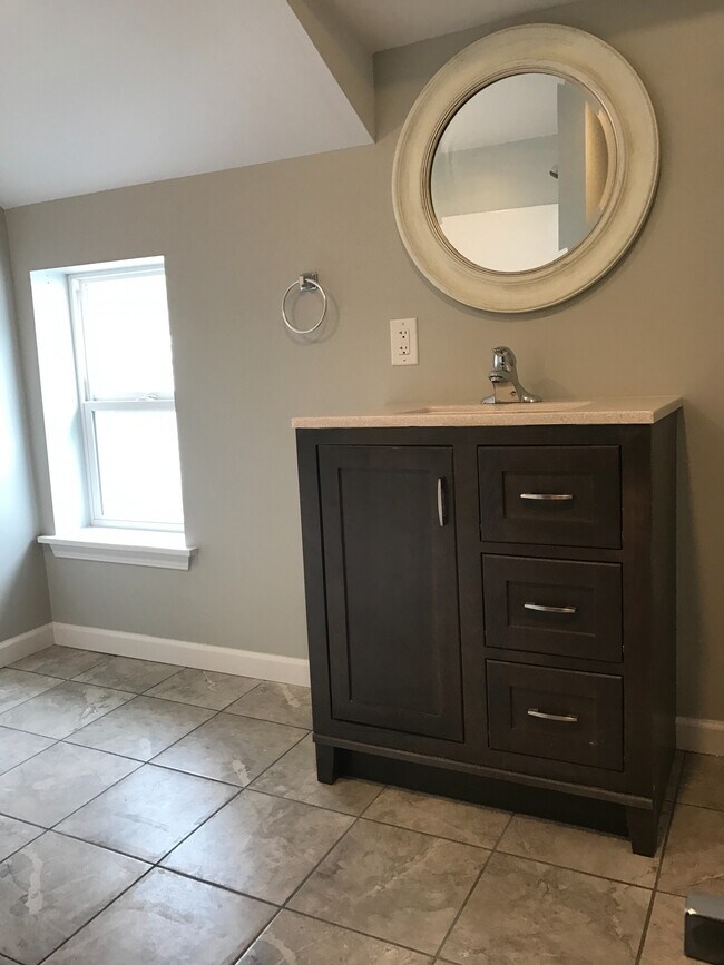 Building Photo - 116 E Main St