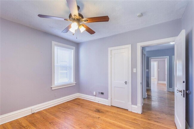 Building Photo - Lindenwood Ave 4919-4921
