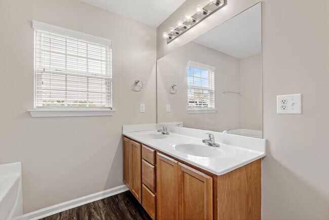 Building Photo - Spacious 4 BR, 2.5 BA, Master BR on Main, Conveniently Located Between Greenville and Spartanburg