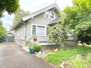 Building Photo - Gorgeous Rose City Park 4 bed Craftsman