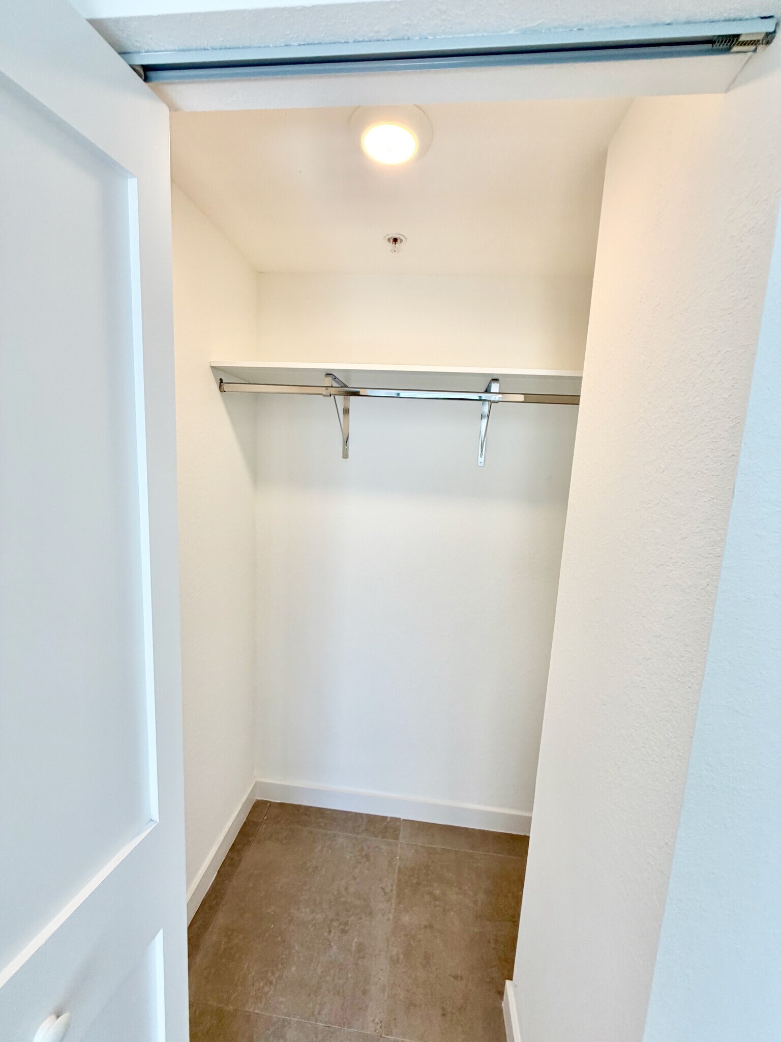 Building Photo - 1940 Van Buren St