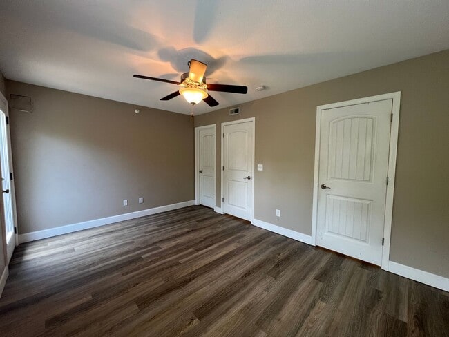 Building Photo - 2 Bedroom/2 Bathroom Oakridge Apartments U...