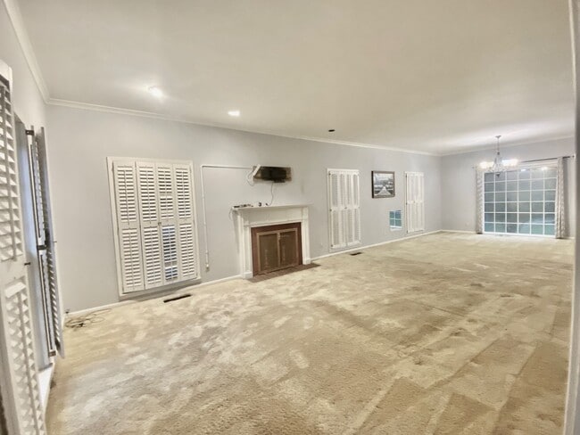 Building Photo - Large Fulton Home
