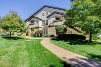 Building Photo - Delightful Condo in gated community!!