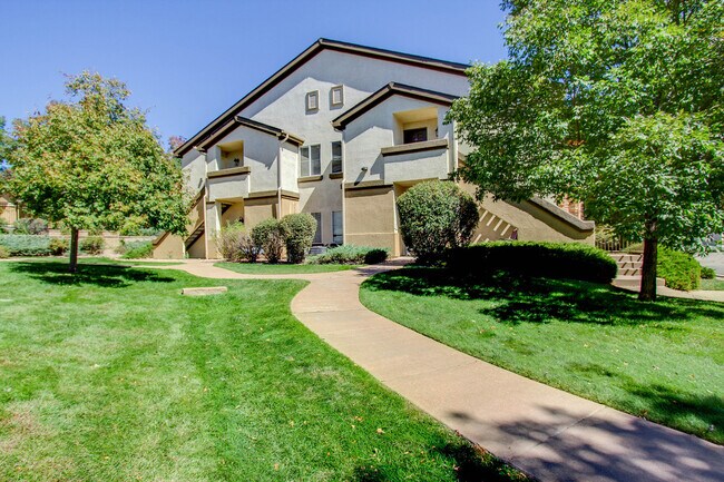 Primary Photo - Delightful Condo in gated community!!