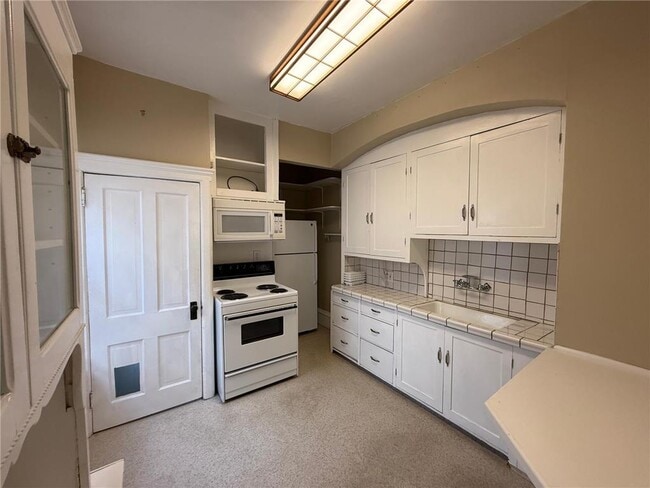 Building Photo - 803 7th St S