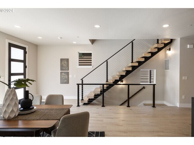 Building Photo - 617 SW Lobelia St