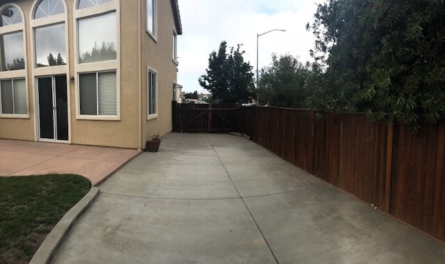 Building Photo - Clean 4 Bedroom, 2.5 Bath Home with 3 Car ...