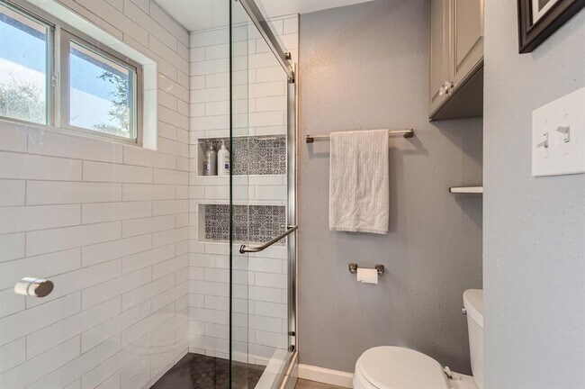 Building Photo - 4910 Pelham Dr