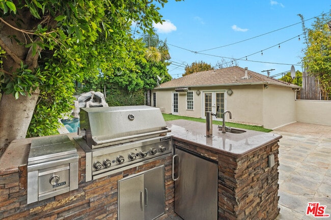 Building Photo - 9033 Cresta Dr