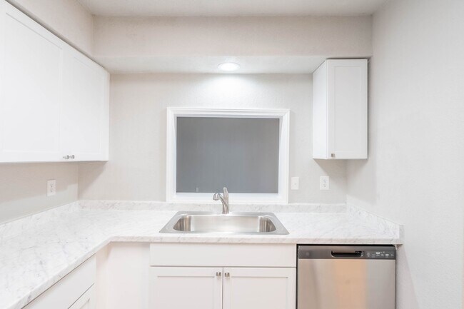 Building Photo - 1355 E 60th St