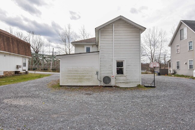 Building Photo - Three Bedroom Home in Beech Creek, PA!