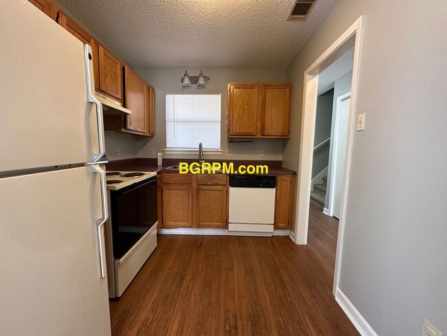 Building Photo - 2 BD, 1 1/2  BA, townhome in Sherwood