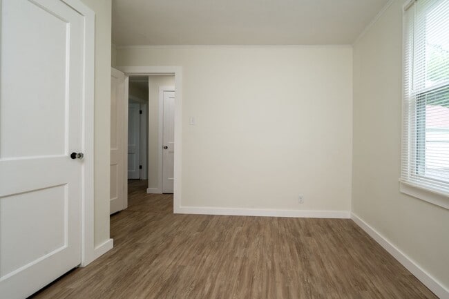 Building Photo - 3 Bed/1 Bath duplex