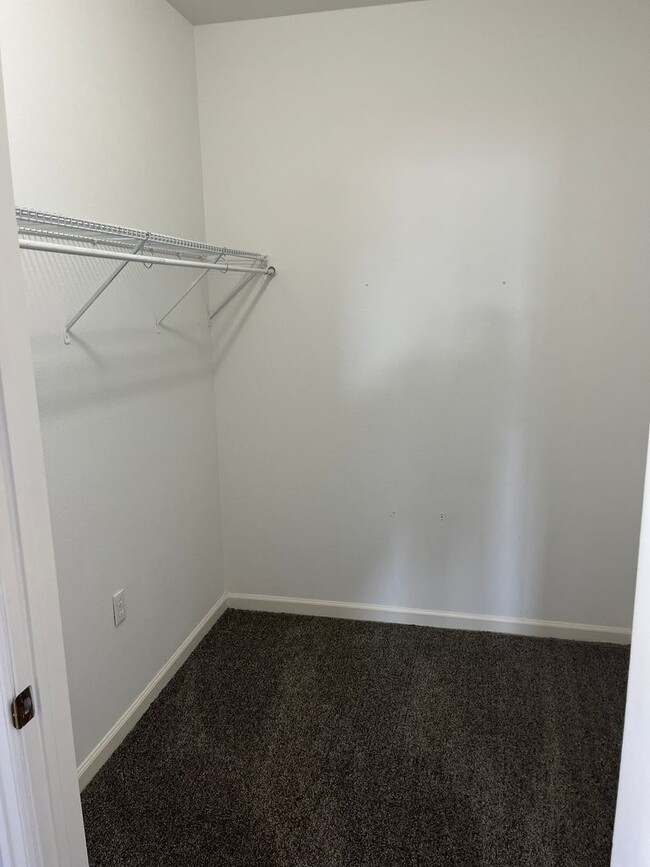 Building Photo - Welcome home!  Newer carpet and paint! 2 b...